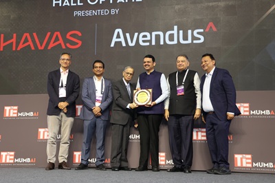 cm of maharashtra devendra fadnavis honored with exemplary leadership award