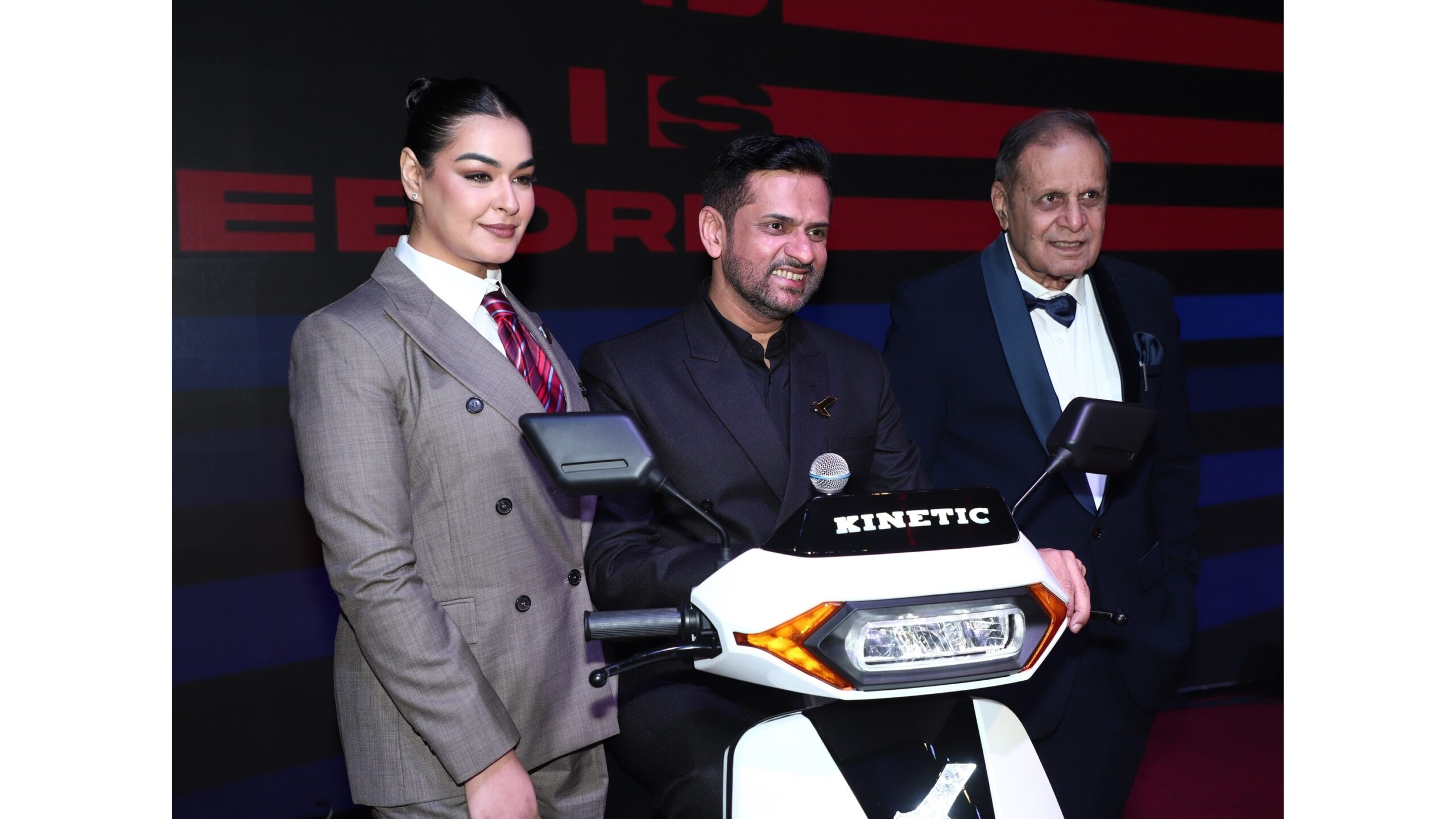 Ms. Arzoo Alamin, Director, Kinetic Watts and Volts ,Ajinkya Firodia, VC, Kinetic India_ Padma Shri Dr. Arun Firodia, Chairman, Kinetic India (1)