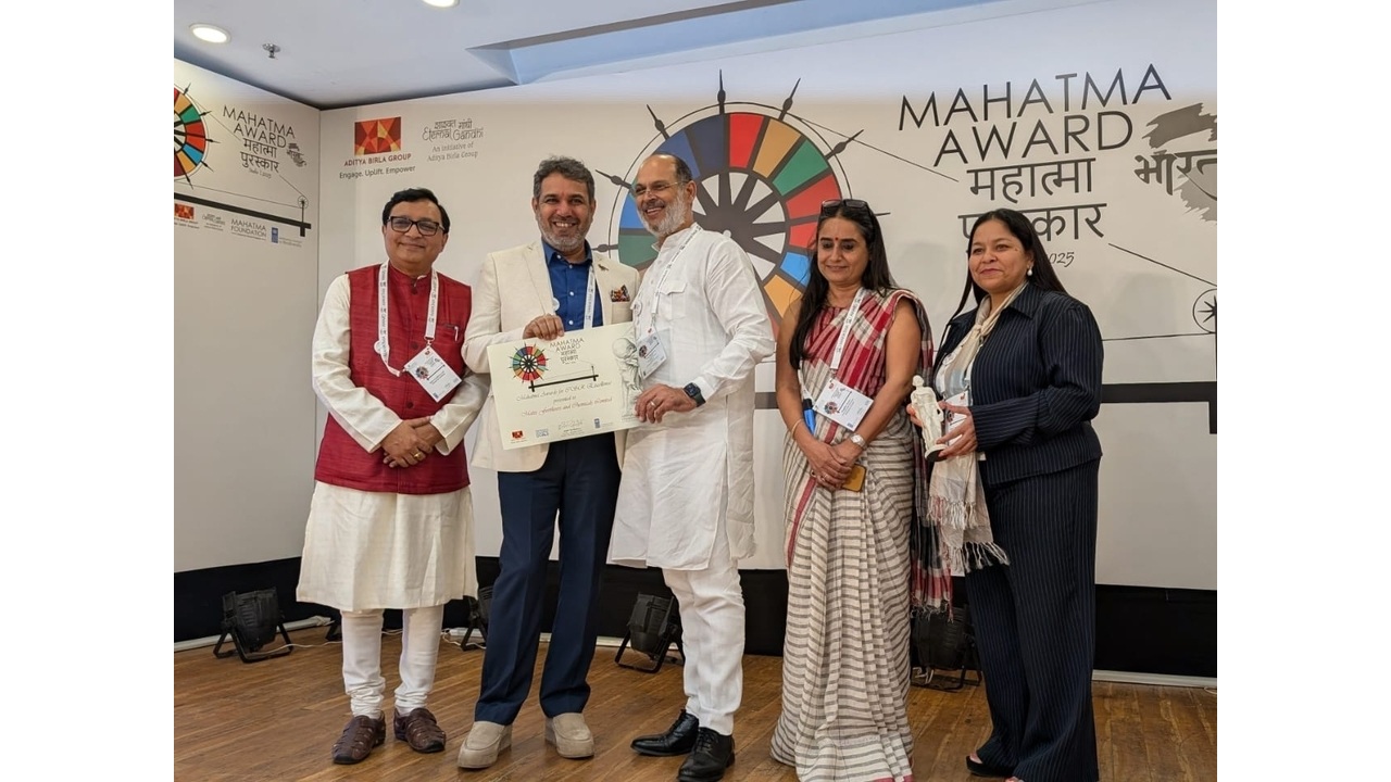 Mr. Harminder Bareja CHRO receiving the award Matix Fertilisers and Chemicals Ltd. from Mr. Amit Sachdeva popularly known as the CSR Man of India
