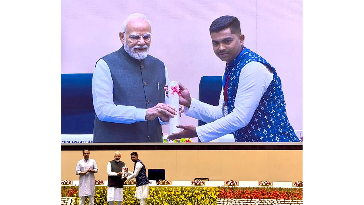 Mr. Manjunatha S with Shri Narendra Modi