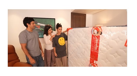 Farhan Akhtar–Shibani Dandekar’s Viral Reaction to Farah’s ‘Comfort Ambush’| Article by Duroflex 7 The Farah Khan show X Duroflex _Episode with Farhan & Shibani _ Image 1