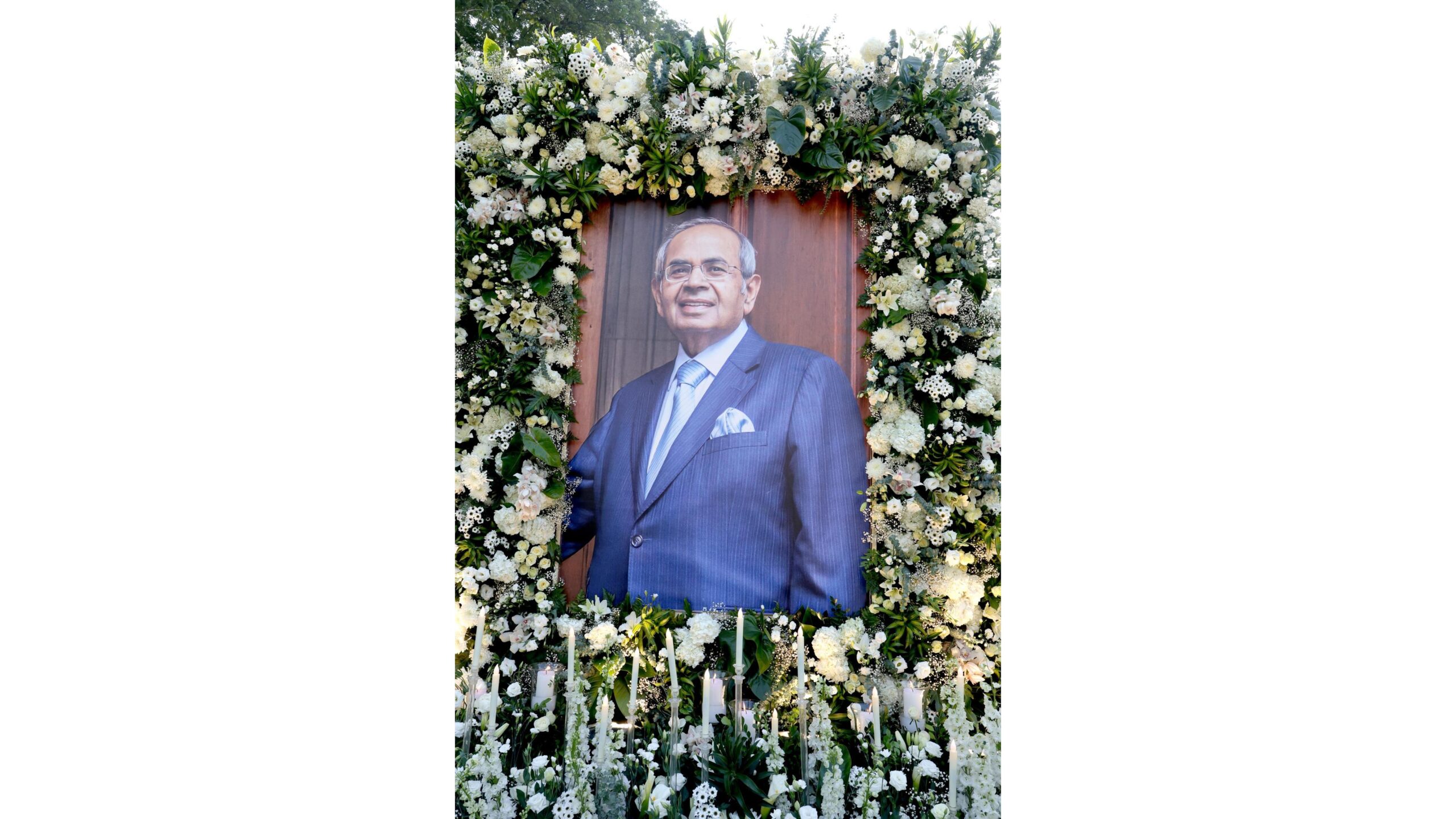 The Hinduja Family & Friends hold a prayer meeting for GP Hinduja 2 0E6A9928 (1)