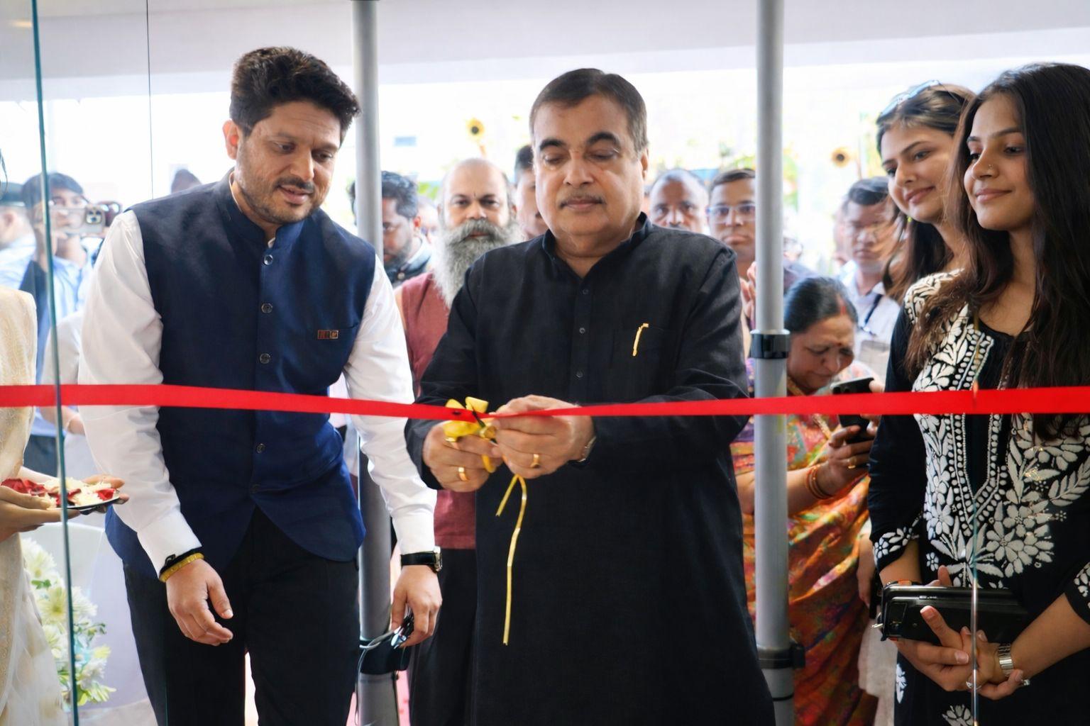 Union Minister for Road Transport and Highways Mr. Nitin Gadkari with Mr. Karan Mendon, COO of Appa & Adhira Cafe