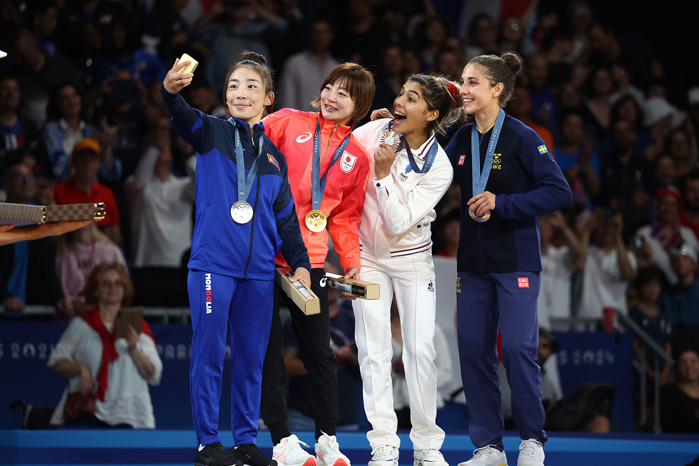 Samsung Unveils Exclusive Galaxy Z Flip7 Olympic Edition, Supporting Athletes’ Entire Milano Cortina 2026 Journey 2 Victory Selfie in Paris