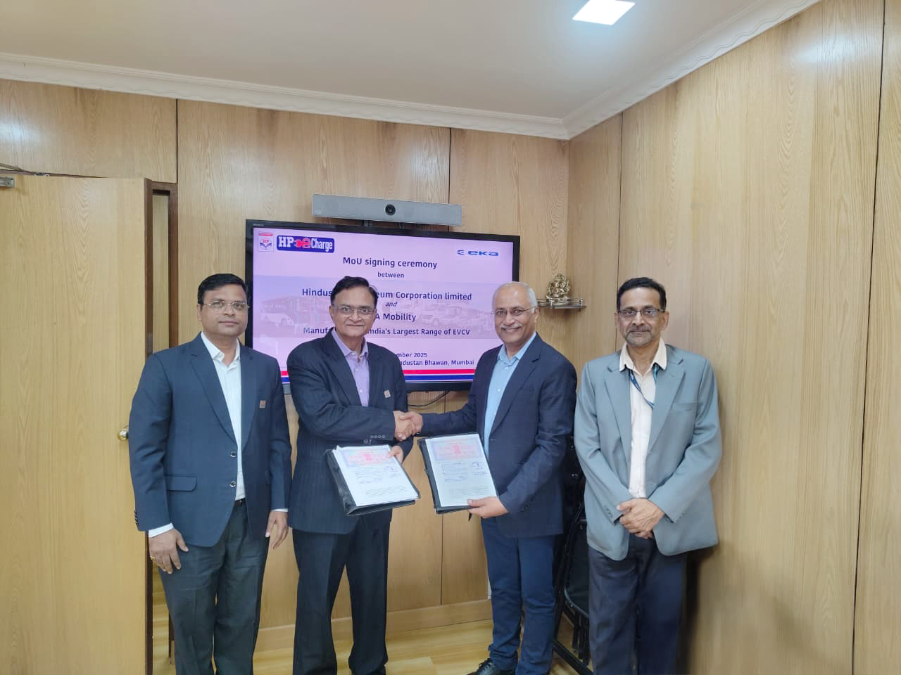 EKA Mobility signs Strategic Mou with HPCL to develop Green Mobility Infrastructure at HPCL Retail Outlets 11 EKA Mobility signs Strategic mou with HPCL to develop Green Mobility Infrastructure at HPCL Retail Outlets