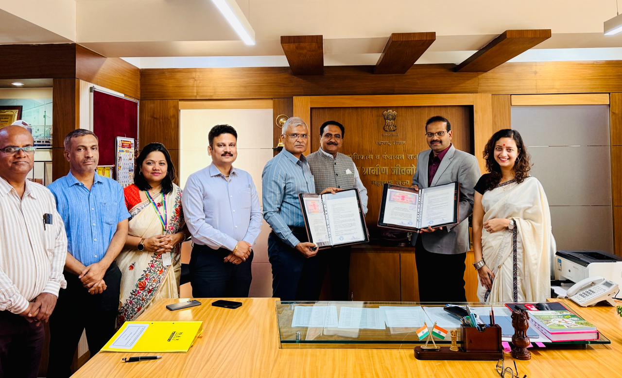 Holding the MoU L-R _Shri Nilesh Sagar, Rakesh Swami, Rajavelu NK