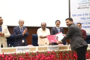 Mr. Nishit Dhanuka, Director, Lalbaba Engg. Ltd. with Shri H.D. Kumaraswamy,