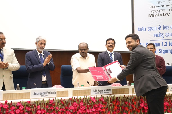 Mr. Nishit Dhanuka, Director, Lalbaba Engg. Ltd. with Shri H.D. Kumaraswamy,