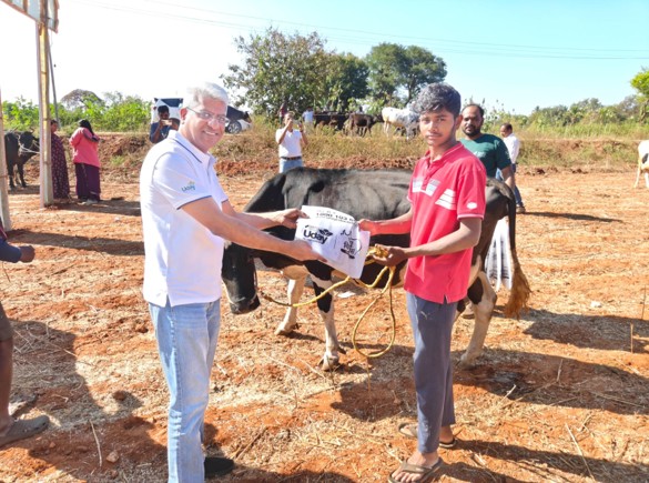 Srinivasan Balachander, Group Chief Compliance Officer, SMFG India Credit, handing over a livestock health kit to a beneficiary