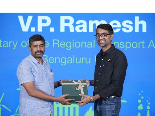 Honorable Chief Guest (L) V.P Ramesh, Secretary of the Regional Transport Authority, Bengaluru Urban with Nishant Gupta, Head of Sustainability, Flipkart Group (R)