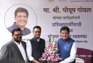 Shri Piyush Goyal, with Fanzeem Ahamed, Regional Head West Region, Malabar Group, and Dileep Narayan, Head Bullion Purchase