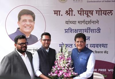 Shri Piyush Goyal, with Fanzeem Ahamed, Regional Head West Region, Malabar Group, and Dileep Narayan, Head Bullion Purchase