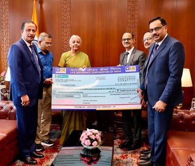 LIC of India Hands Over Dividend Cheque to Government of India 4 Shri R. Doraiswamy, CEO & MD, LIC of India, Honourable Union Minister of Finance and Corporate Affairs Smt. Nirmala Sitharaman