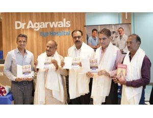 Dr Ashar Agarwal, CBO,Dr Agarwals Eye Hospital, being felicitated by the Shri Aggarwal Digambar Jain Panchayat, Najafgarh