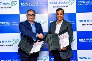 Mr. Rajesh Kaul, VP and Business Head - Trucks, Tata Motors and Mr. Manav Bansal, Founder & CEO, Drivn at the MoU