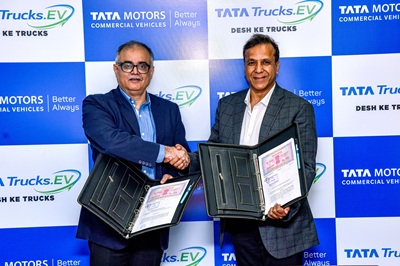 Mr. Rajesh Kaul, VP and Business Head - Trucks, Tata Motors and Mr. Manav Bansal, Founder & CEO, Drivn at the MoU