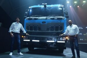 Vinod Sahay & Pratap Bose with new BLAZO i-TRK (1)