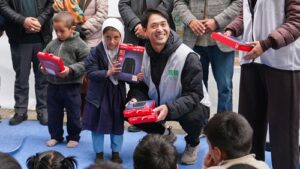 Kenji Inoue Distributes HEATTECH to Students in Drass