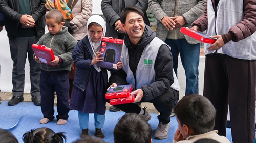 Kenji Inoue Distributes HEATTECH to Students in Drass
